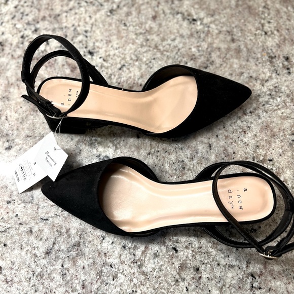 SOLD🖤NIB Black Heels🖤 - Picture 4 of 7